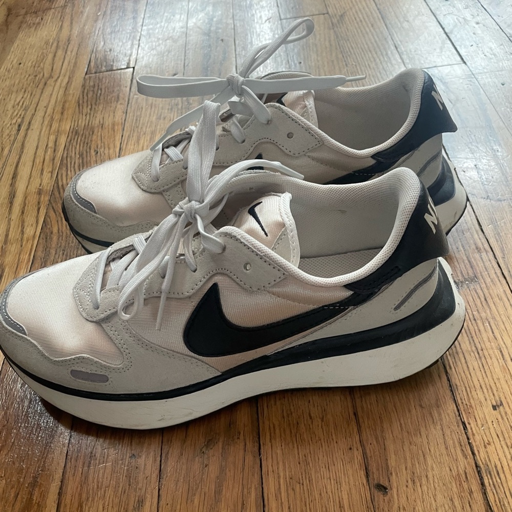 Nike White and Black Women's Sneakers - Picture 2 of 7